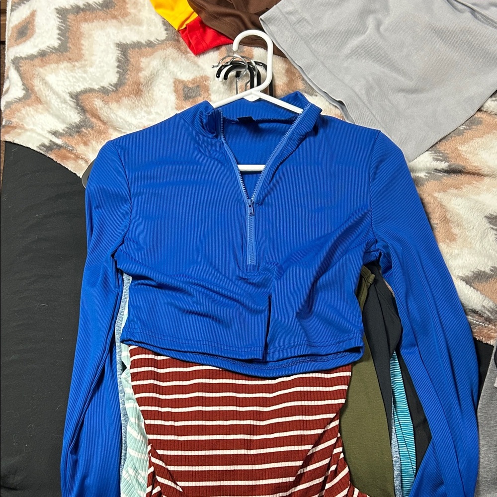 SHEIN Blue Long Sleeve Crop Top